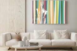 Obraz: Biała roślina na tle kolorowych pasków