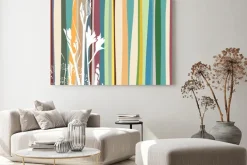 Obraz: Biała roślina na tle kolorowych pasków