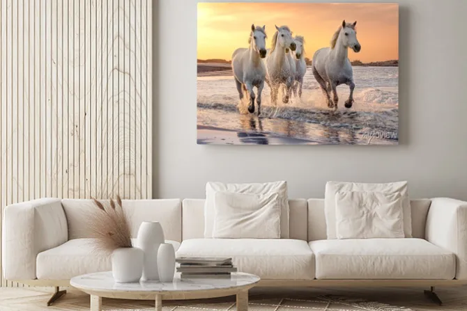 Obraz: Białe konie nad brzegiem morza o zachodzie słońca