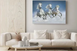 Obraz: Białe konie podczas galopu w śniegu