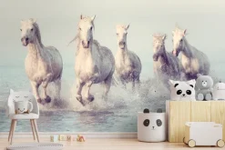 Obraz: Białe konie w galopie na morzu