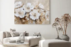 Obraz: Białe kwiaty malowane na beżowym tle w stylu olejnym