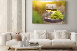 Obraz: Białe winogrona i dwa kieliszki wina białego