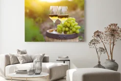 Obraz: Białe winogrona i dwa kieliszki wina białego