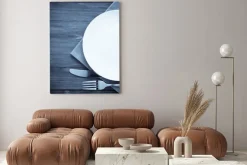 Obraz: Biały talerz, nóż i widelec na drewnie