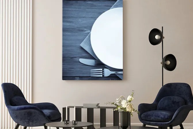 Obraz: Biały talerz, nóż i widelec na drewnie