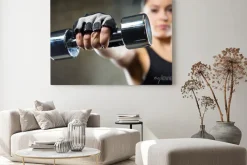 Obraz: Bliska sportowy kobieta z hantle stalowej