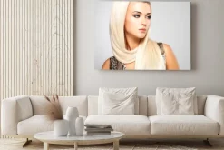 Obraz: Blond kobieta z długimi prostymi włosami