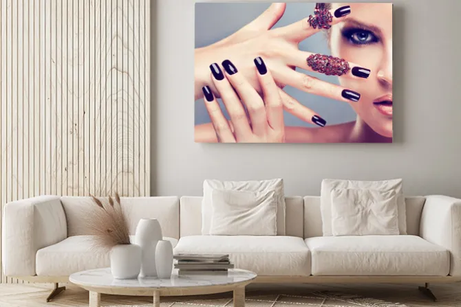 Obraz: Blond modelka z bordowym manicure