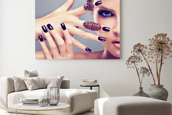 Obraz: Blond modelka z bordowym manicure