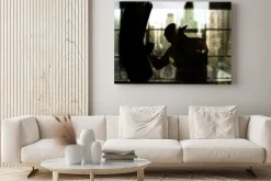 Obraz: Bokser uderza w worek treningowy przed oknem, treningu