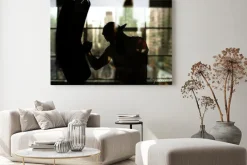 Obraz: Bokser uderza w worek treningowy przed oknem, treningu