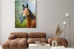 Obraz: Brązowy koń w wiosennym krajobrazie