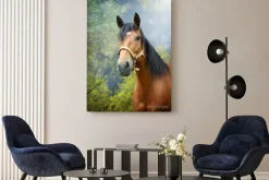 Obraz: Brązowy koń w wiosennym krajobrazie