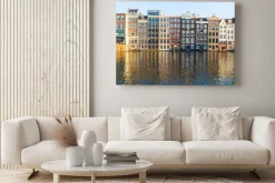 Obraz: Budynki wzdłuż damrak ciągu dnia w amsterdamie