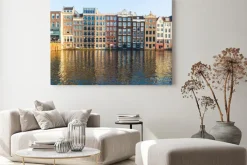 Obraz: Budynki wzdłuż damrak ciągu dnia w amsterdamie