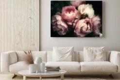 Obraz: Bukiet jasnych róż na ciemnym tle w stylu romantycznym