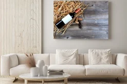 Obraz: Butelkę czerwonego wina z rocznika korkociąg do wina na słomie