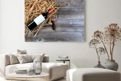 Obraz: Butelkę czerwonego wina z rocznika korkociąg do wina na słomie