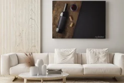 Obraz: Butelka czerwonego wina z etykietą na starym pokładzie. kieliszek