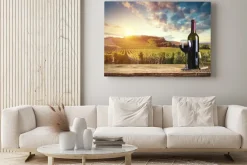 Obraz: Butelka czerwonego wina i kieliszek do wina na wodden beczki.