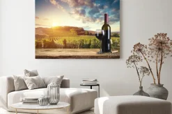 Obraz: Butelka czerwonego wina i kieliszek do wina na wodden beczki.