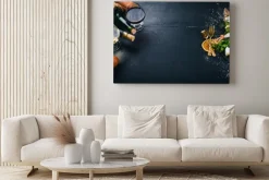 Obraz: Butelka wina, serów i tradycyjnych kiełbasek na drewnianym tle.