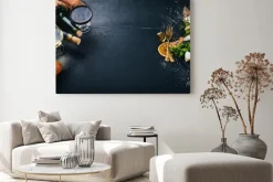 Obraz: Butelka wina, serów i tradycyjnych kiełbasek na drewnianym tle.