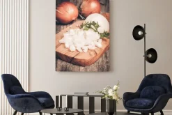 Obraz: Całe lub posiekane cebule drewnianą deską do krojenia