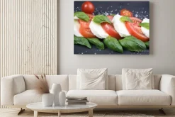 Obraz: Caprese sałatka na ciemnym tle łupek