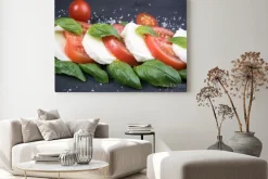 Obraz: Caprese sałatka na ciemnym tle łupek