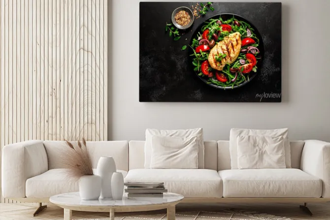 Obraz: Chicken breast fillet grilled and fresh vegetable green salad