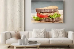 Obraz: Chleb żytni kanapkę z tuńczykiem i warzywami