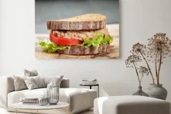 Obraz: Chleb żytni kanapkę z tuńczykiem i warzywami