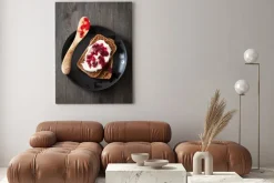 Obraz: Chleb z creme fraiche i borówki brusznicy dżemem