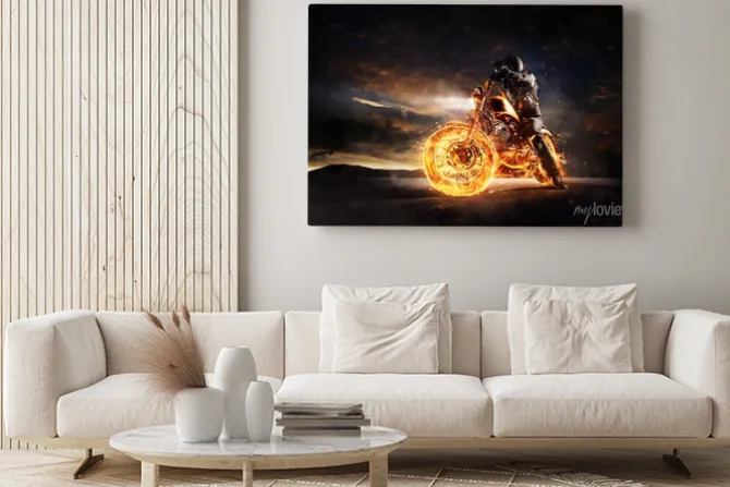 Obraz: Ciemny motocyklista zostaje na płonącym motocyklu w zmierzchu