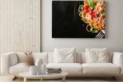 Obraz: Ciemny talerz z włoskim spaghetti na ciemny