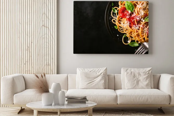 Obraz: Ciemny talerz z włoskim spaghetti na ciemny