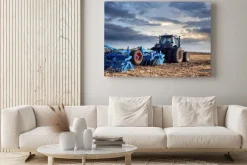 Obraz: Ciągnik pracuje w polu o zachodzie słońca