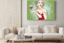 Obraz: Ciii pop art twarz kobiety z palcem na ustach i kieliszkiem wina