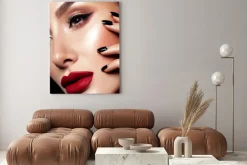 Obraz: Close-up strzał z kobieta wargach z czerwoną szminką.