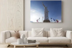 Obraz: Cristo del rey pomnik cali z flagami świata i błękitne niebo,