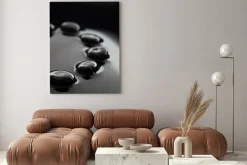 Obraz: Czarne kamienie na spokojnym tle wody