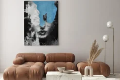 Obraz: Czarno-biały portret kobiety z niebieską abstrakcją