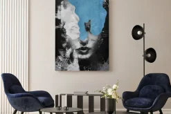 Obraz: Czarno-biały portret kobiety z niebieską abstrakcją