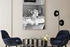 Obraz: Czarno-biały portret biała krowa w wannie surrealizm