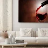 Obraz: Czerwone wino leje w szkle na tle