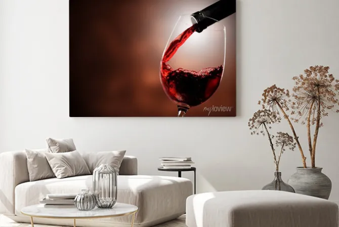 Obraz: Czerwone wino leje w szkle na tle