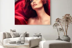 Obraz: Czerwone włosy. portret pięknej dziewczyny w czerwonej tkaniny