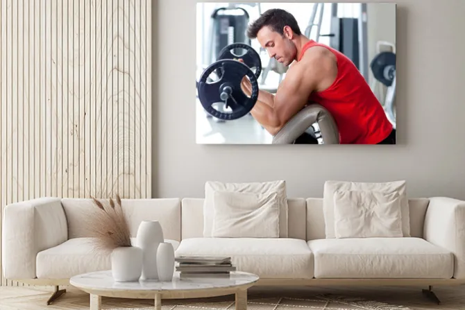 Obraz: Człowiek ze sprzętem treningu siłowego na siłowni sportu